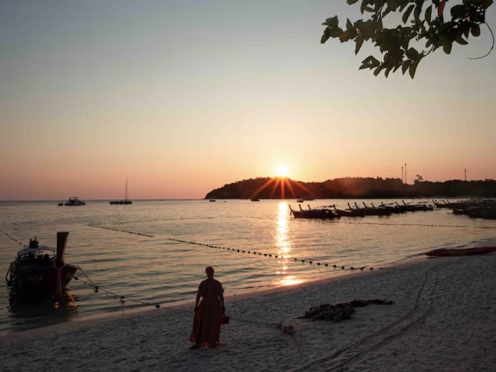 Pôr do sol em Maya Bay, depois que os grandes navios já foram embora — Foto: Mário Cherrutti via La Nacion