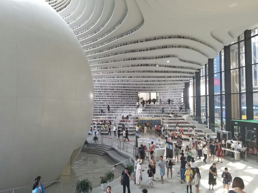 Interior da Biblioteca Tianjin Binhai, em Tianjin, na China: em vez de livros de verdade, maioria das prateleiras têm adesivos