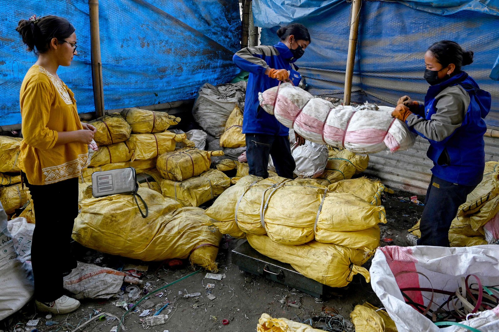 Toneladas de lixo estão sendo recolhidas do Everest — Foto: Prakash Mathema/AFP