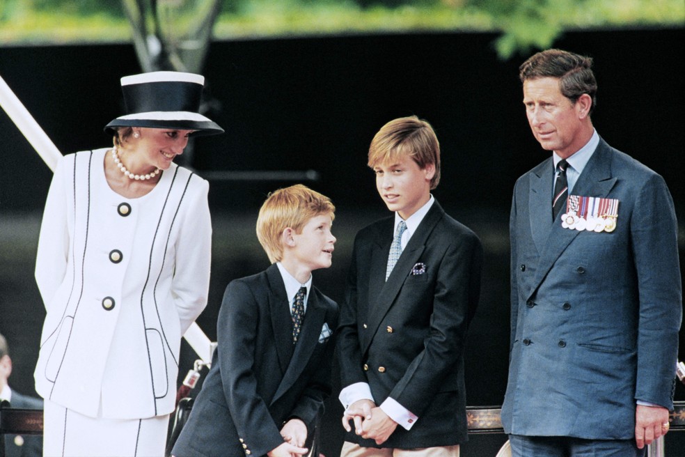 Diana com os filhos William e Harry e os marido, o Príncipe Charles — Foto: Johnny EGGITT / AFP