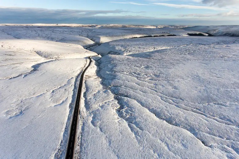 Passagem da Serpente, Inglaterra: Com 58 quilômetros, o terreno é ondulado e serpenteia por paisagens montanhosas típicas do interior inglês, com vales, colinas e vegetação — Foto: Reprodução