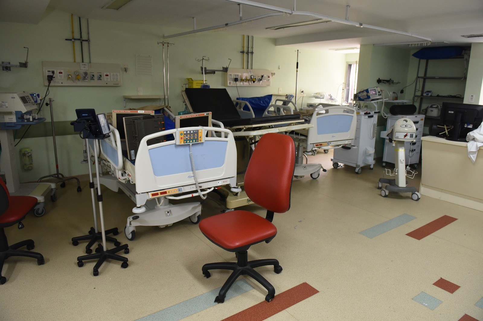 Leitos de enfermaria pós-operatório fechadas, com equipamentos quebrados no Hospital Federal de Ipanema — Foto: Reprodução relatório