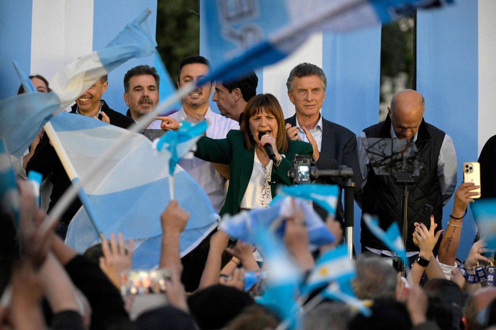 Patricia Bullrich fala a apoiadores durante o encerramento de sua campanha em Lomas de Zamora, Buenos Aires — Foto: JUAN MABROMATA / AFP