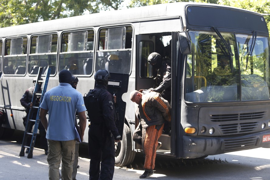 Policiais simulam sequestro a ônibus com reféns