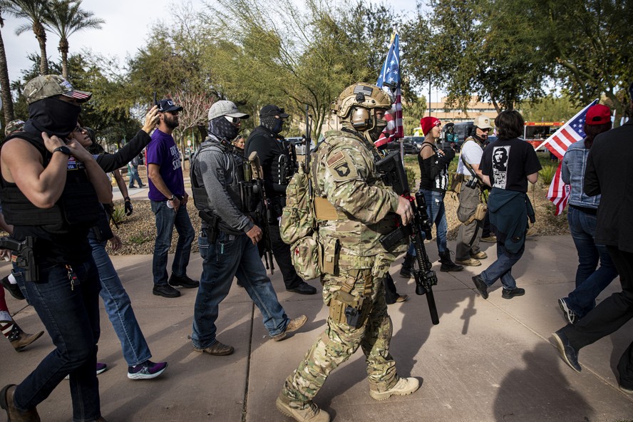 Apoiadores de Trump se manifestam do lado de fora do Congresso do estado do Arizona em Phoenix em 6 de janeiro de 2021, o dia do ataque ao Capitólio dos EUA.