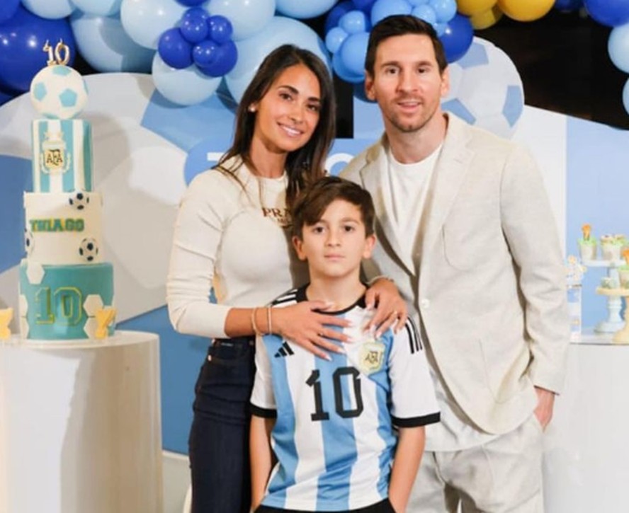 Antonela Roccuzzo e Lionel Messi posam com o filho mais velho, Thiago Messi