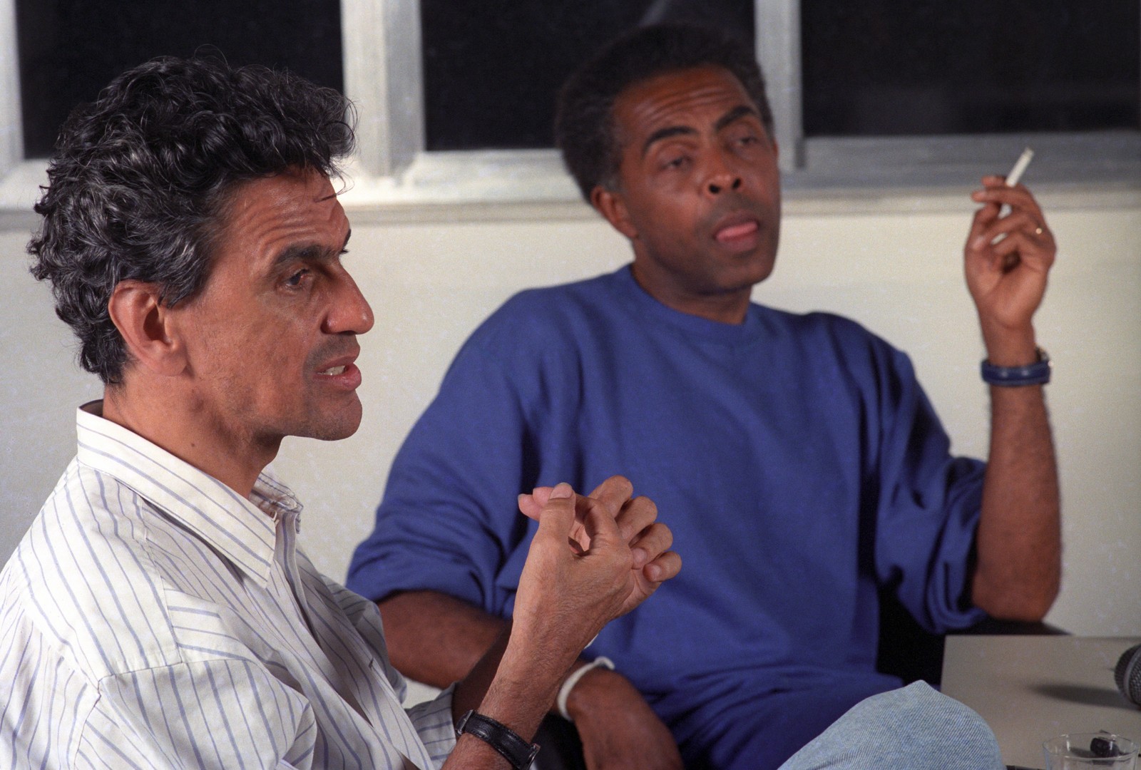 Caetano Veloso e Gilberto Gil dão entrevista em 1993  — Foto: Marcos André Pinto / Agência O Globo 