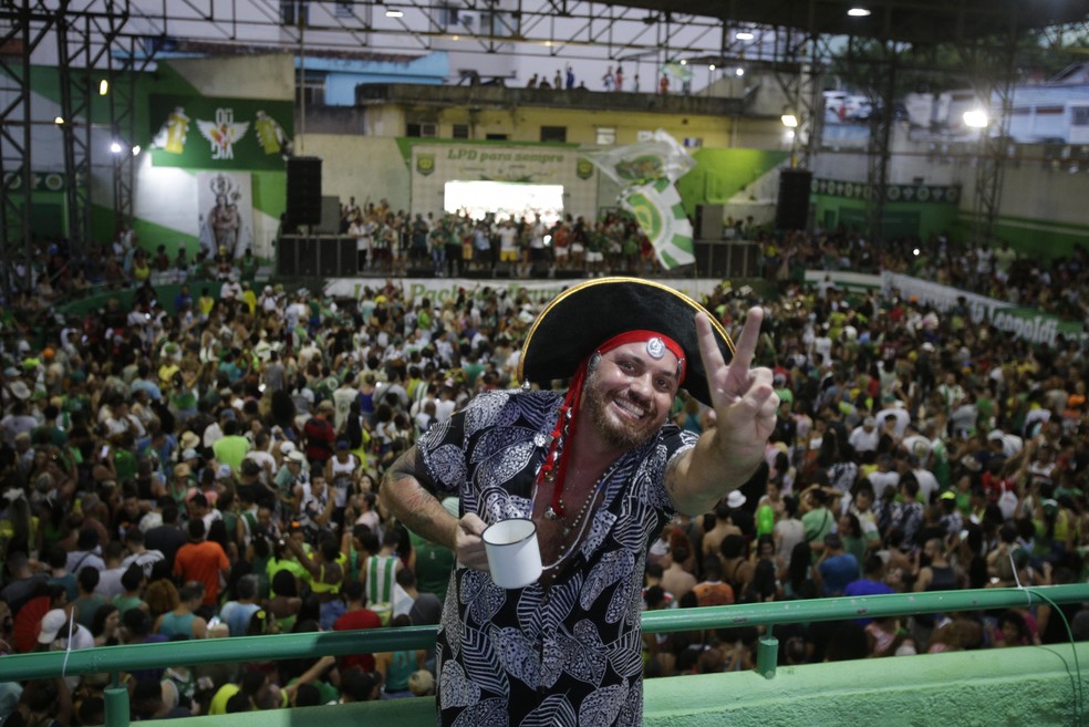 O carnavalesco Leandro Vieira durante comemoração do título da Imperatriz em 2023 — Foto: Alexandre Cassiano