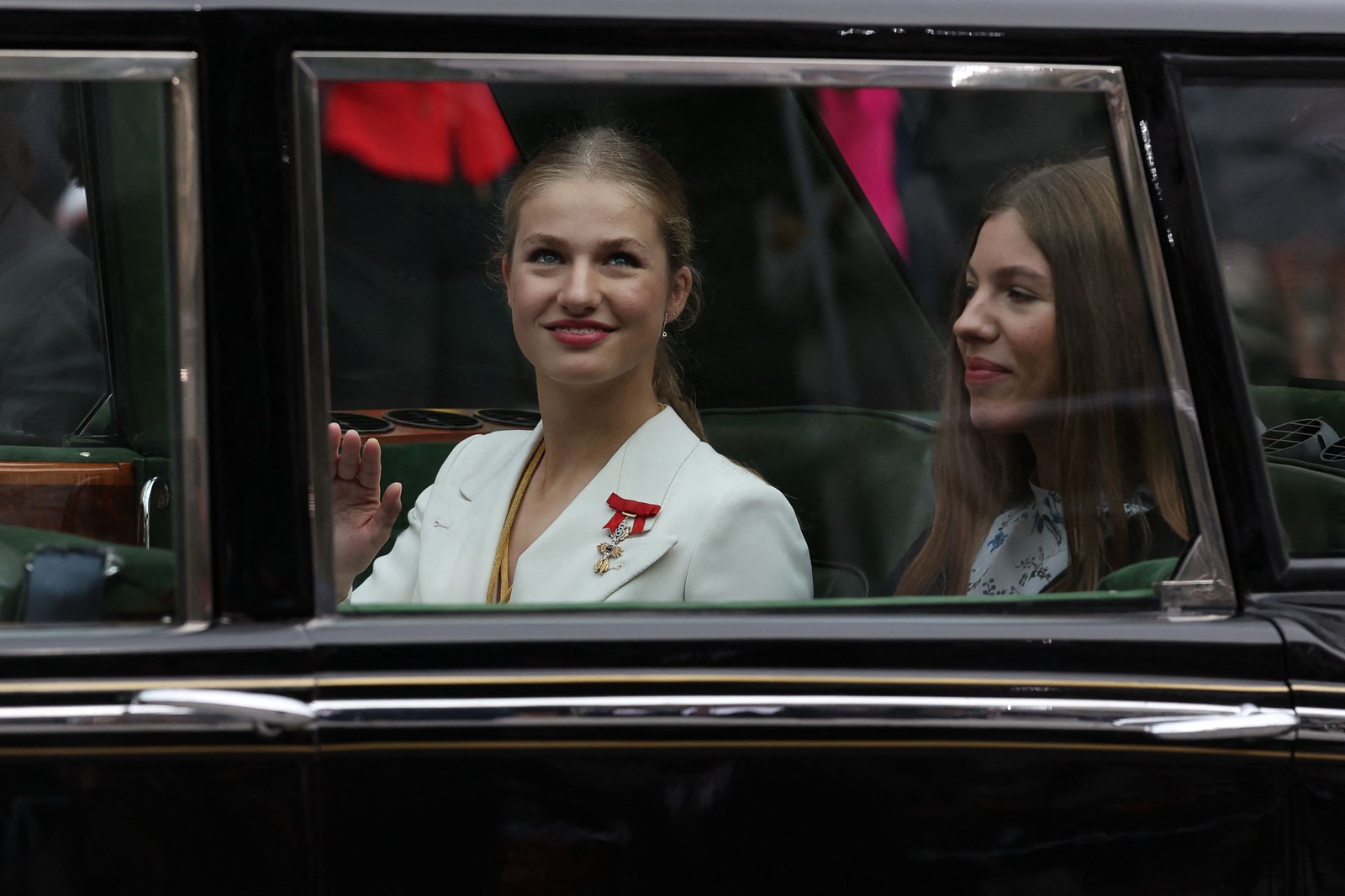 Princesa Leonor (esquerda) ao lado de sua irmã, a também princesa Sofia — Foto: Pierre-Philippe Marcou/AFP