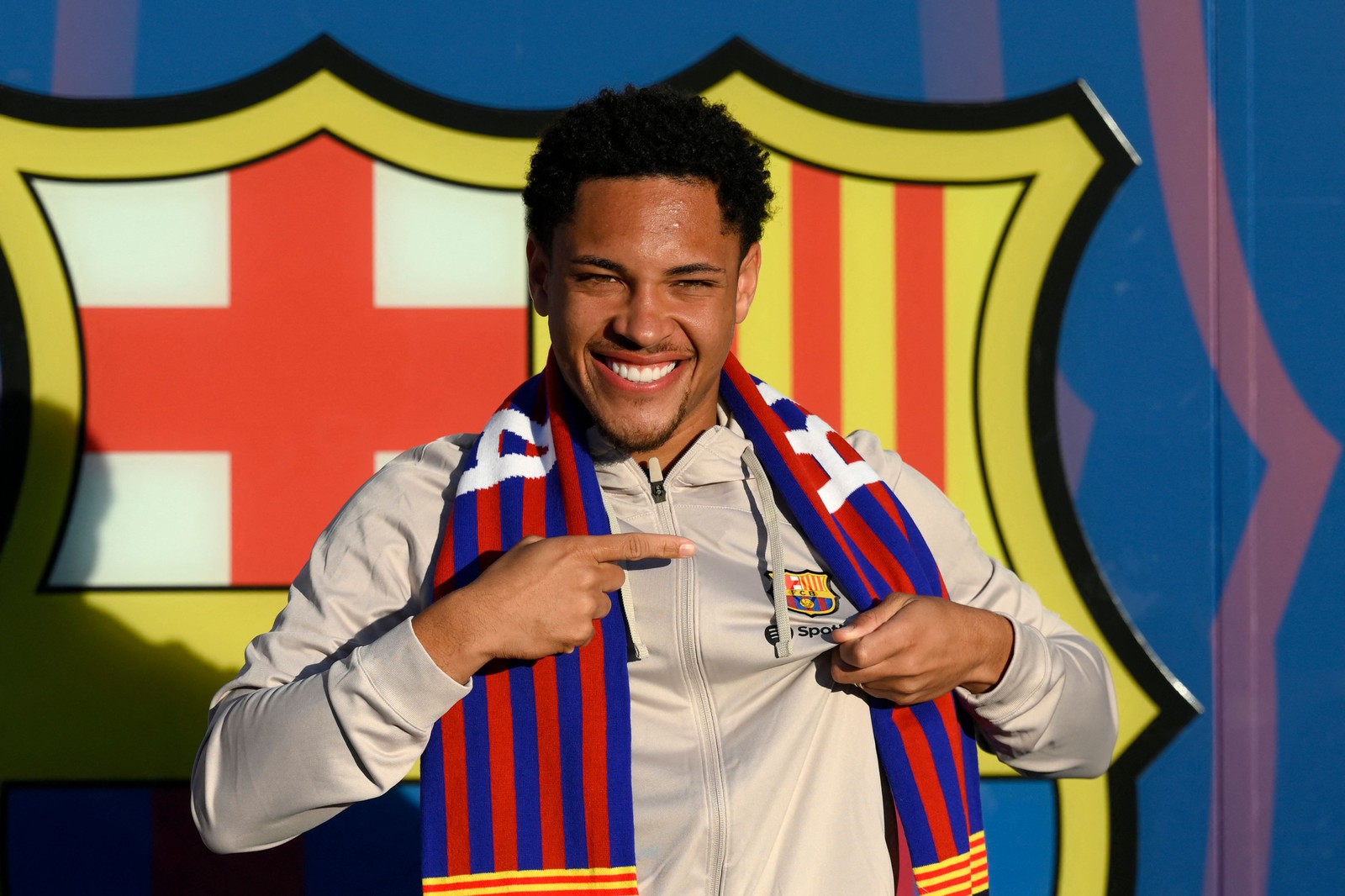 Atacante de 18 anos posou para fotos vestindo a camisa do clube espanhol — Foto: JOSEP LAGO / AFP