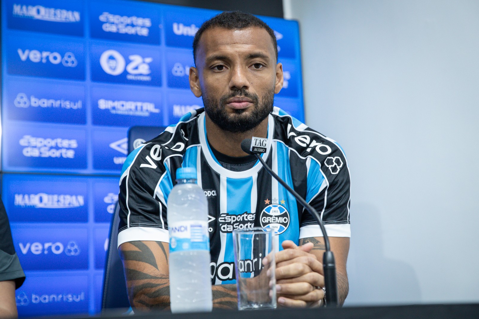 João Pedro, ex-Fenerbahçe, é o novo reforço do Grêmio — Foto: LUCAS UEBEL/GREMIO FBPA