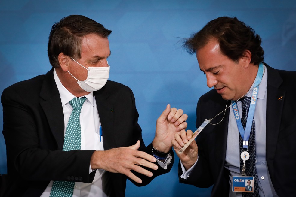 O presidente Jair Bolsonaro e o presidente da Caixa Econômica Federal, Pedro Guimarães, em cerimônia no Planalto — Foto: Pablo Jacob