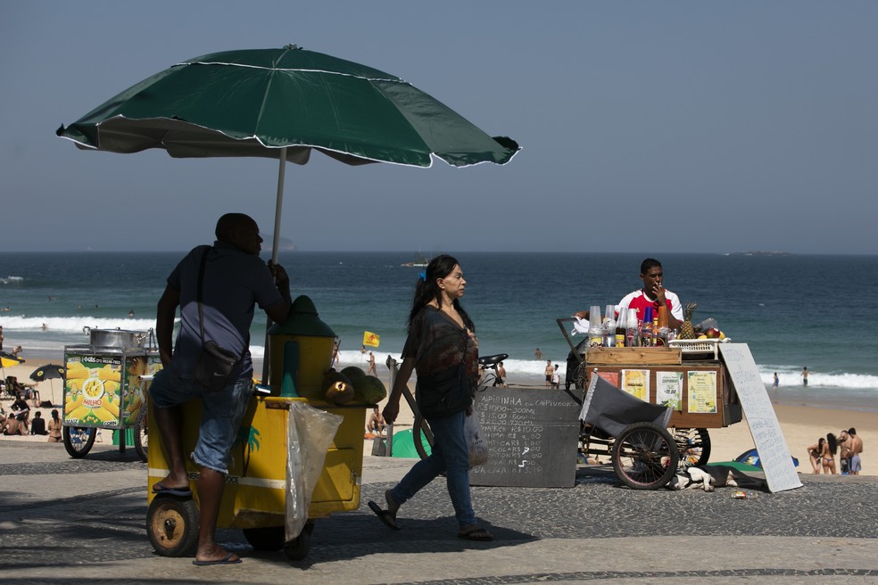 A barraca de água de coco — Foto: Guito Moreto/Agência O Globo