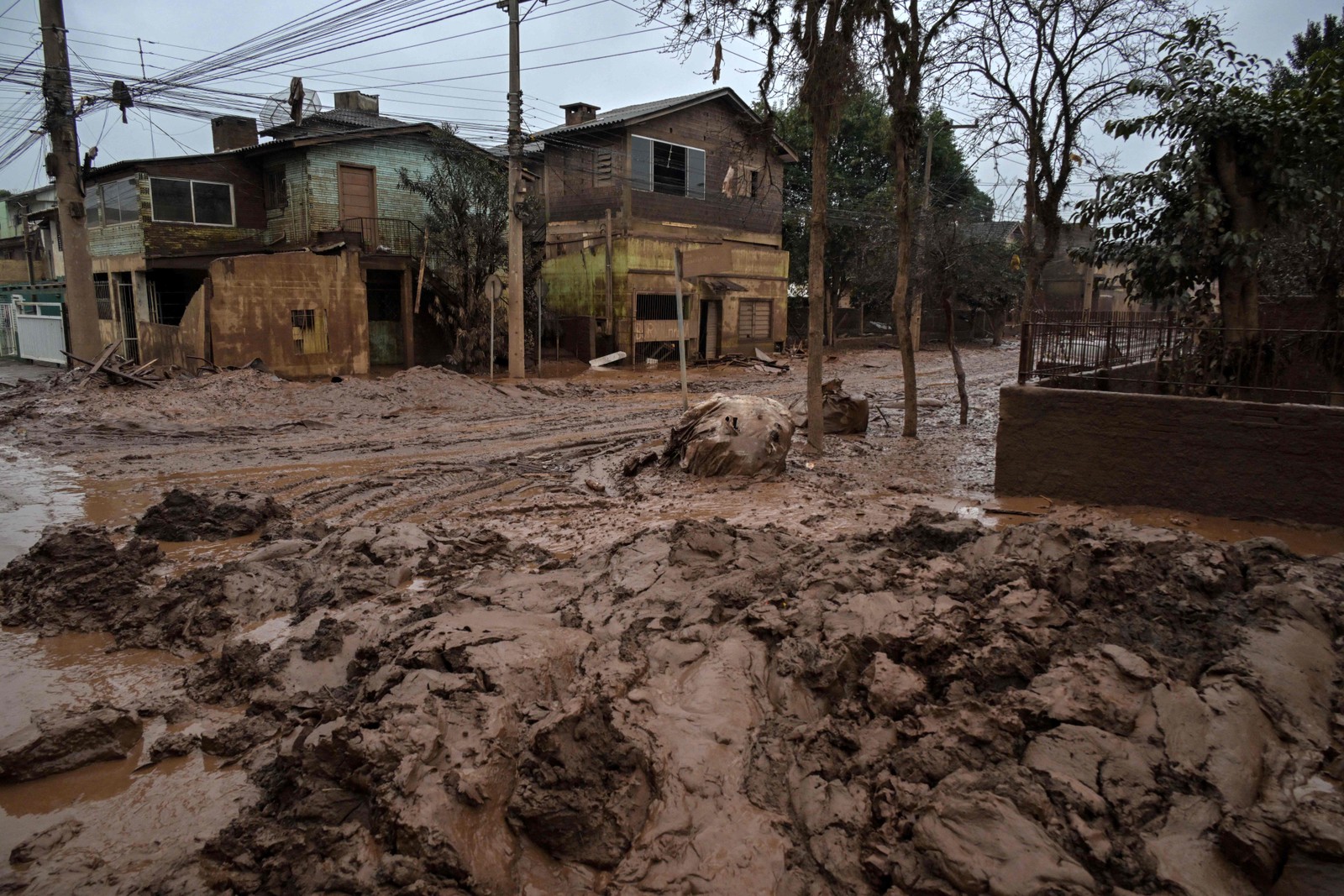 Vista do bairro de São José coberto de lama após as enchentes devastadoras, em Lajeado, Rio Grande do Sul — Foto: Nelson ALMEIDA / AFP