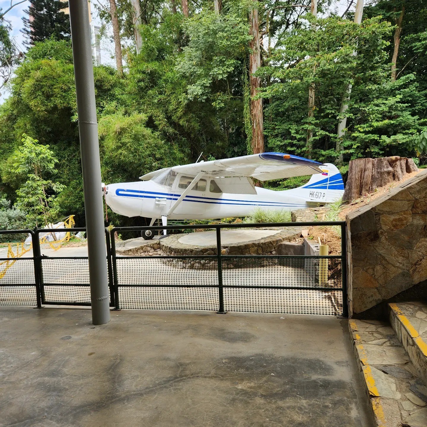 Pablo Escobar também era proprietário de uma coleção de aviões, e muitos desses itens permaneceram em um museu até julho, quando o local foi demolido — Foto: Reprodução