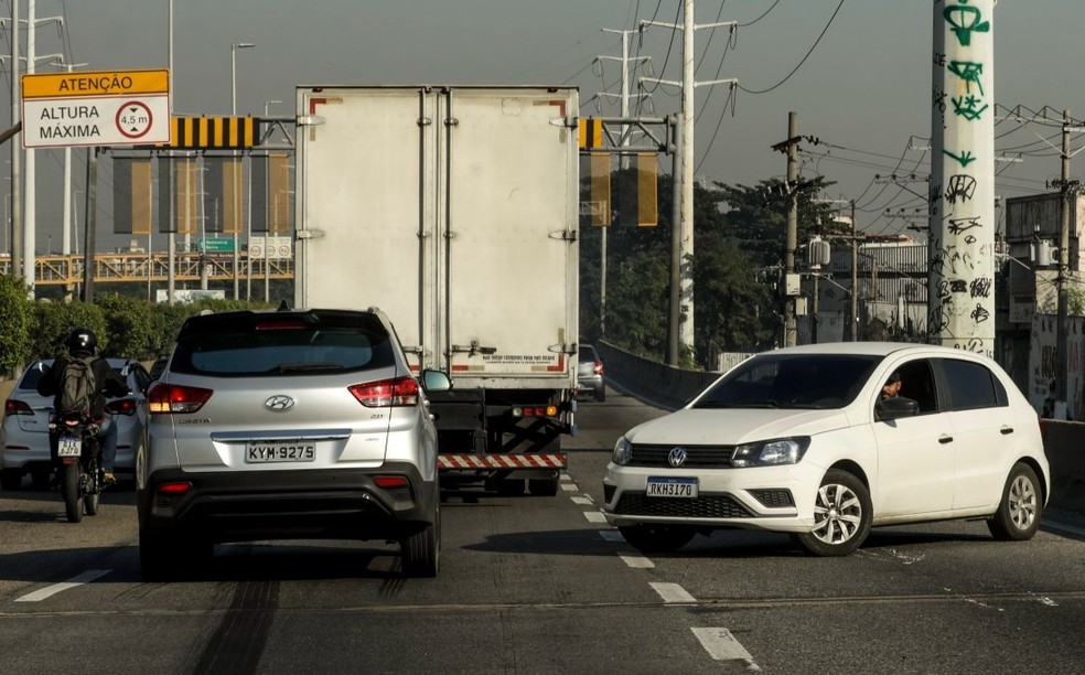 Gol branco é flagrado na contramão da Linha Amarela. — Foto: Gabriel de Paiva / Agência O Globo