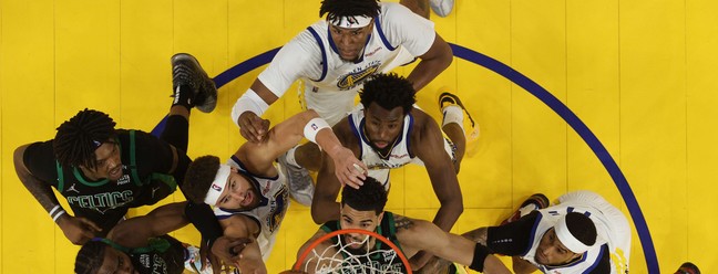 Jayson Tatum, Jaylen Brown e Robert Williams, do Boston Celtics, competem pelo rebote contra Klay Thompson, Kevon Looney, Andrew Wiggins e Gary Payton, do Golden State Warriors, durante o terceiro quarto do jogo cinco das finais da NBA de 2022, no Chase Center, em 13 de junho, em San Francisco, Califórnia. — Foto: Ezra Shaw/Getty Images/AFP