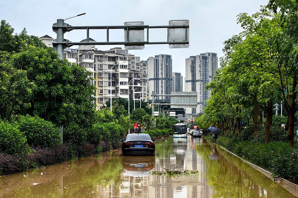 Carros presos em uma rua inundada após fortes chuvas causadas pelo tufão Haikui em Fuzhou, na província de Fujian, no sul da China — Foto: AFP