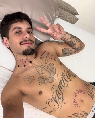 Zé Felipe mostra novas tatuagens que fez no pescoço, peitoral e barriga