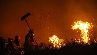 Incêndio atinge o Parque Nacional do Itatiaia desde sexta-feira (14), dia do seu aniversario de 87 anos, e já devastou o equivalente a 150 campos de futebol. Brigadistas, bombeiros e voluntários trabalham no combate da queimada na parte alta do parque, localizado na Serra da Mantiqueira — Foto: ERNESTO CARRIÇO/Agencia Enquadrar/Agencia O Globo