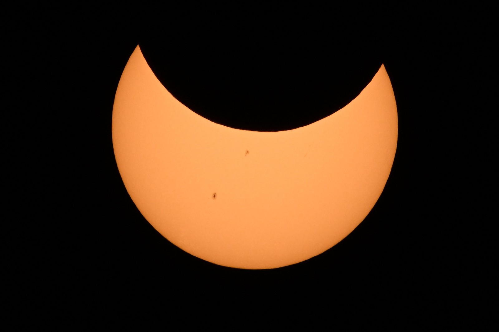 Durante eclipse solar, a Lua se posiciona entre o Sol e a Terra, formando uma sombra — Foto: Patrick T. Fallon / AFP