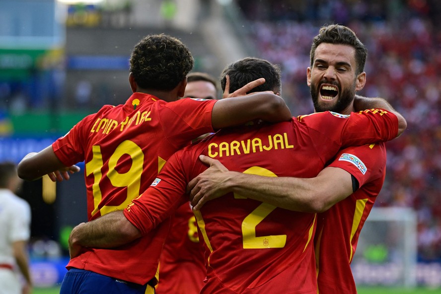 O zagueiro espanhol nº 02 Dani Carvajal comemora com seus companheiros depois de marcar o terceiro gol de seu time durante a partida de futebol do Grupo B da UEFA Euro 2024 entre Espanha e Croácia, no Olympiastadion de Berlim. A partida terminou 3x0 para a Espanha.