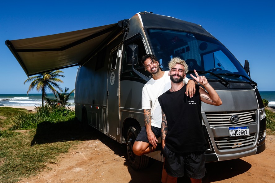 Doce lar. Tiago Reis e Rafael Manteufel, na Praia da Pedra do Sal, em Salvador: eles foram viver em um motorhome, um ônibus adaptado, após o fim do negócio que tinham. Dinheiro veio de patrocínios