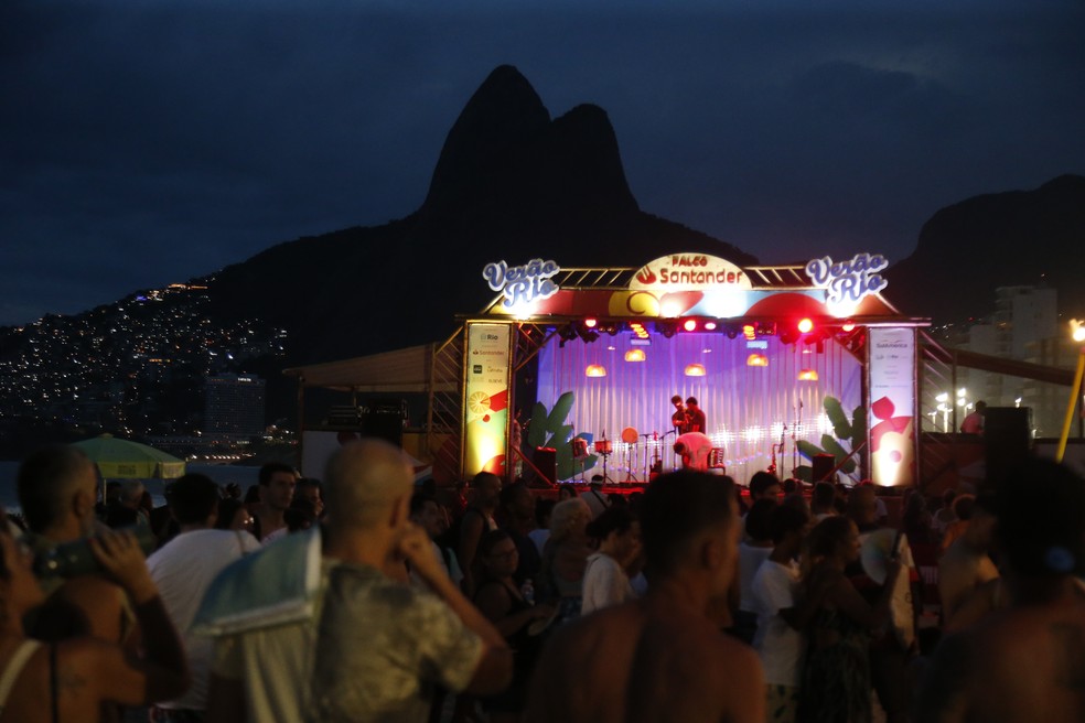 Morro Dois Irmãos e Vidigal chamando a atenção durante o entardecer, entre um show e outro do Verão Rio — Foto: Fabiano Rocha