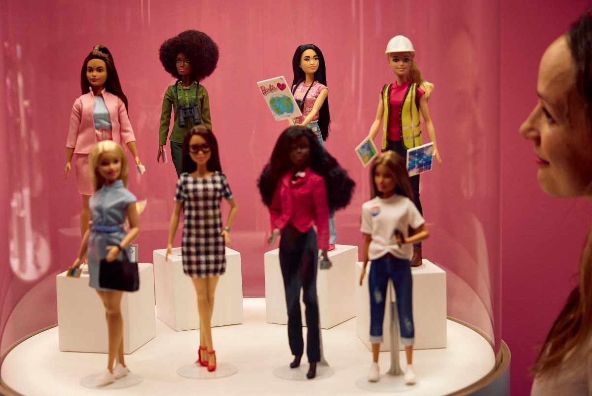 Diferentes modelos da boneca Barbie — Foto: Benjamin Cremel / AFP