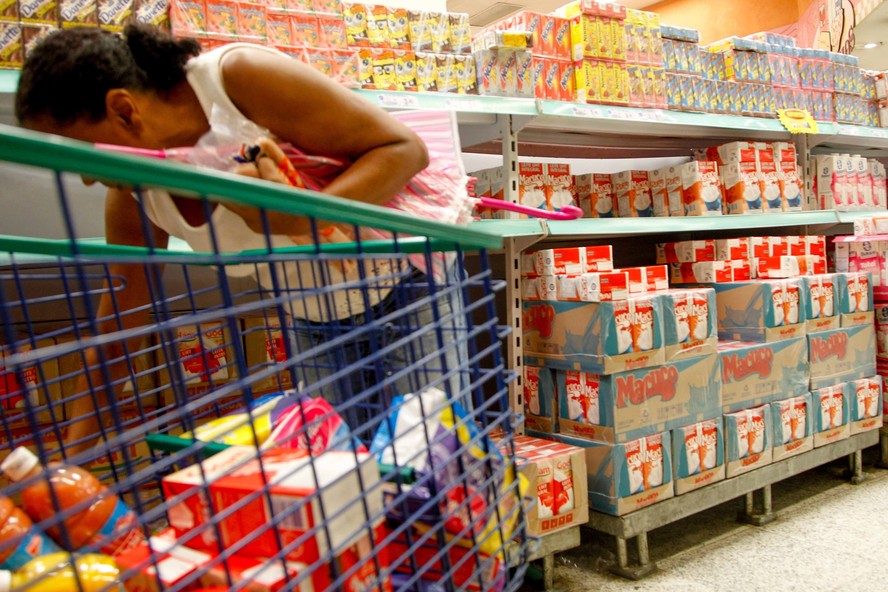 Prateleiras de leite em supermercado no Catumbi, na área central do Rio. Item está 20% mais caro