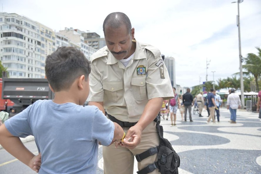 Agente da Guarda Municipal em ação na Praia de Copacabana