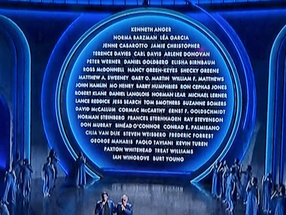 Nome de Léa Garcia aparece em telão do Oscar (no alto, à direita), durante homenagem a artistas que morreram no último ano — Foto: Reprodução/TNT