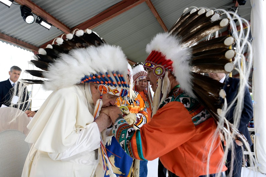 O Papa Francisco e líderes indígenas no Muskwa Park em Maskwacis, ao sul de Edmonton, oeste do Canadá.