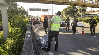 A movimentação na Linha Amarela após o tiroteio — Foto: Gabriel de Paiva / Agência O Globo