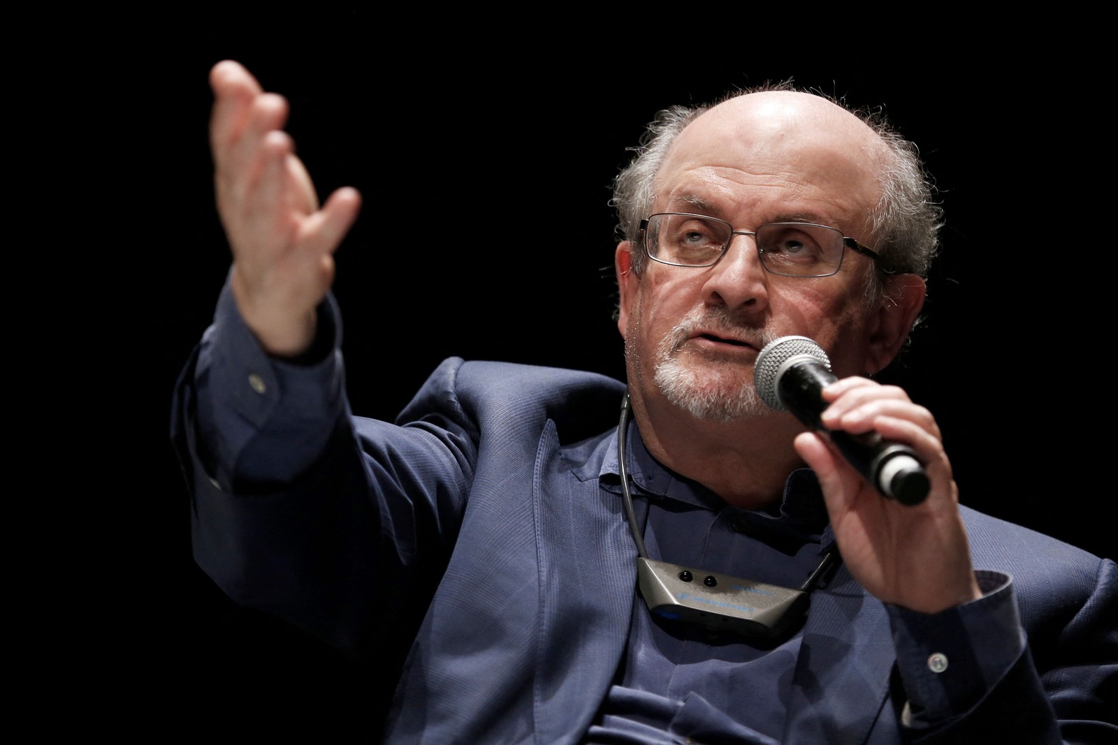 Escritor Salman Rushdie — Foto: CHARLY TRIBALLEAU/AFP