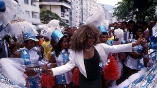 Tina Turner dança com integrantes da Escola de Samba Beija-Flor, que realizou uma homenagem em frente ao hotel onde a cantora estava hospedada, em Copacabana, em 1987  — Foto: Hipólito Pereira / Agência O Globo