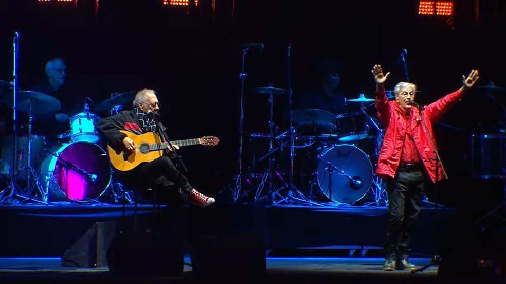 Caetano canta ao lado de Jards Macalé no palco do Festival Doce Maravilha — Foto: Reprodução de vídeo