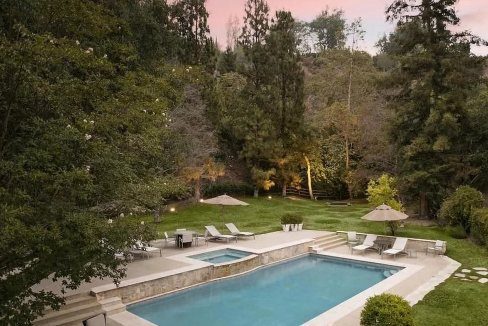 Piscina na mansão de Reese Witherspoon, em Los Angeles — Foto: Reprodução