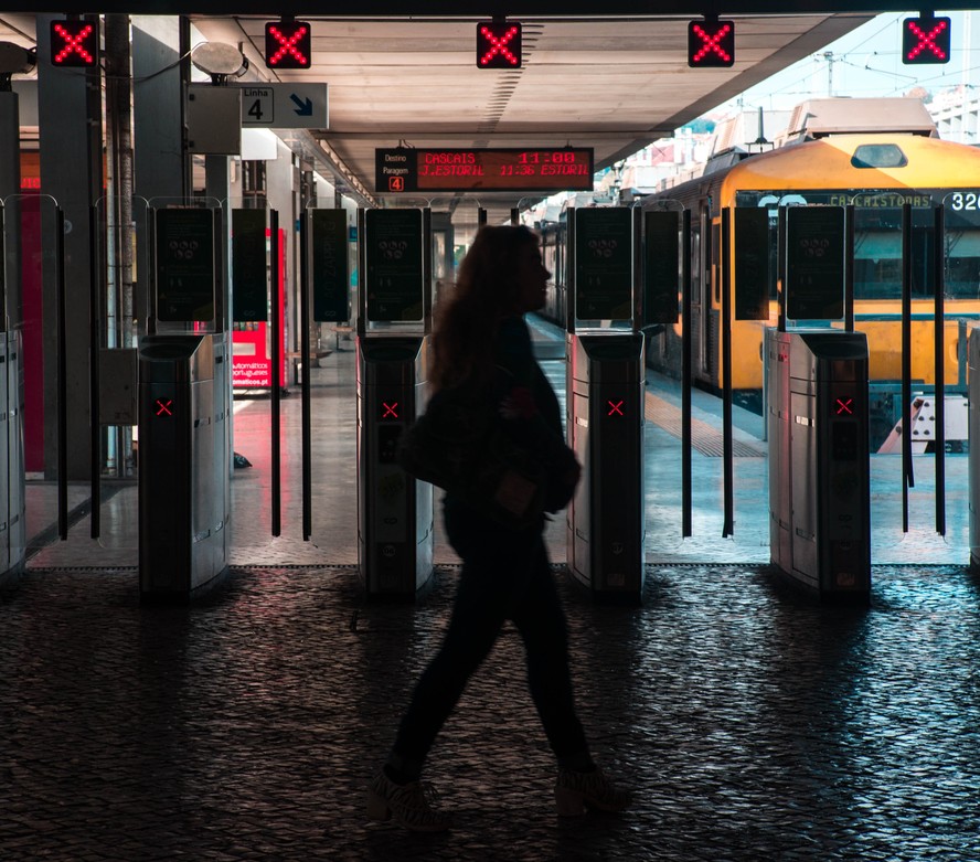 Mulher caminha na estação Cais do Sodré, em Lisboa