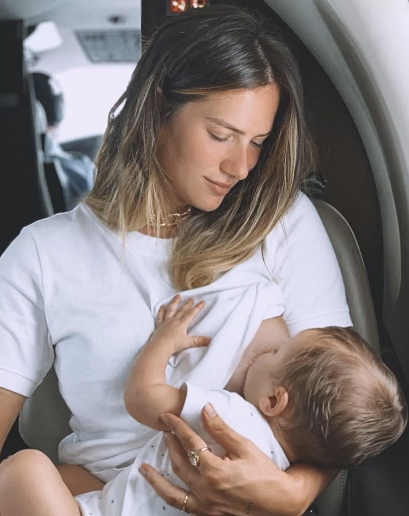 Giovanna Ewbank amamentando o pequeno Zyan — Foto: Reprodução/Instagram