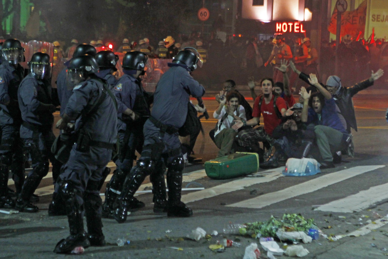 Policiais contêm manifestantes durante protesto em São Paulo em 13 de junho de 2013 — Foto: Michel Filho