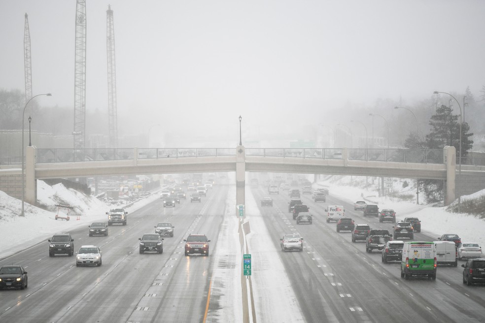 Estradas podem ser fechadas a qualquer momento devido às nevascas. Em Wyoming, orientação é que motoristas evitem o estado — Foto: Craig LASSIG / AFP