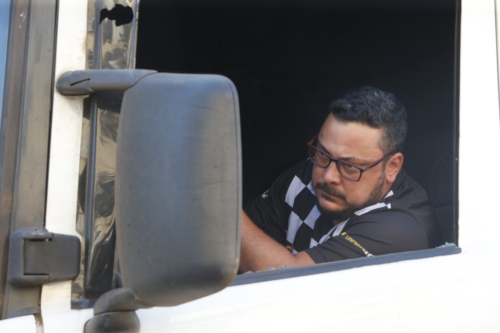 O motorista Tiago Emílio ficou no meio do fogo cruzado — Foto: Fabiano Rocha/Agência O Globo