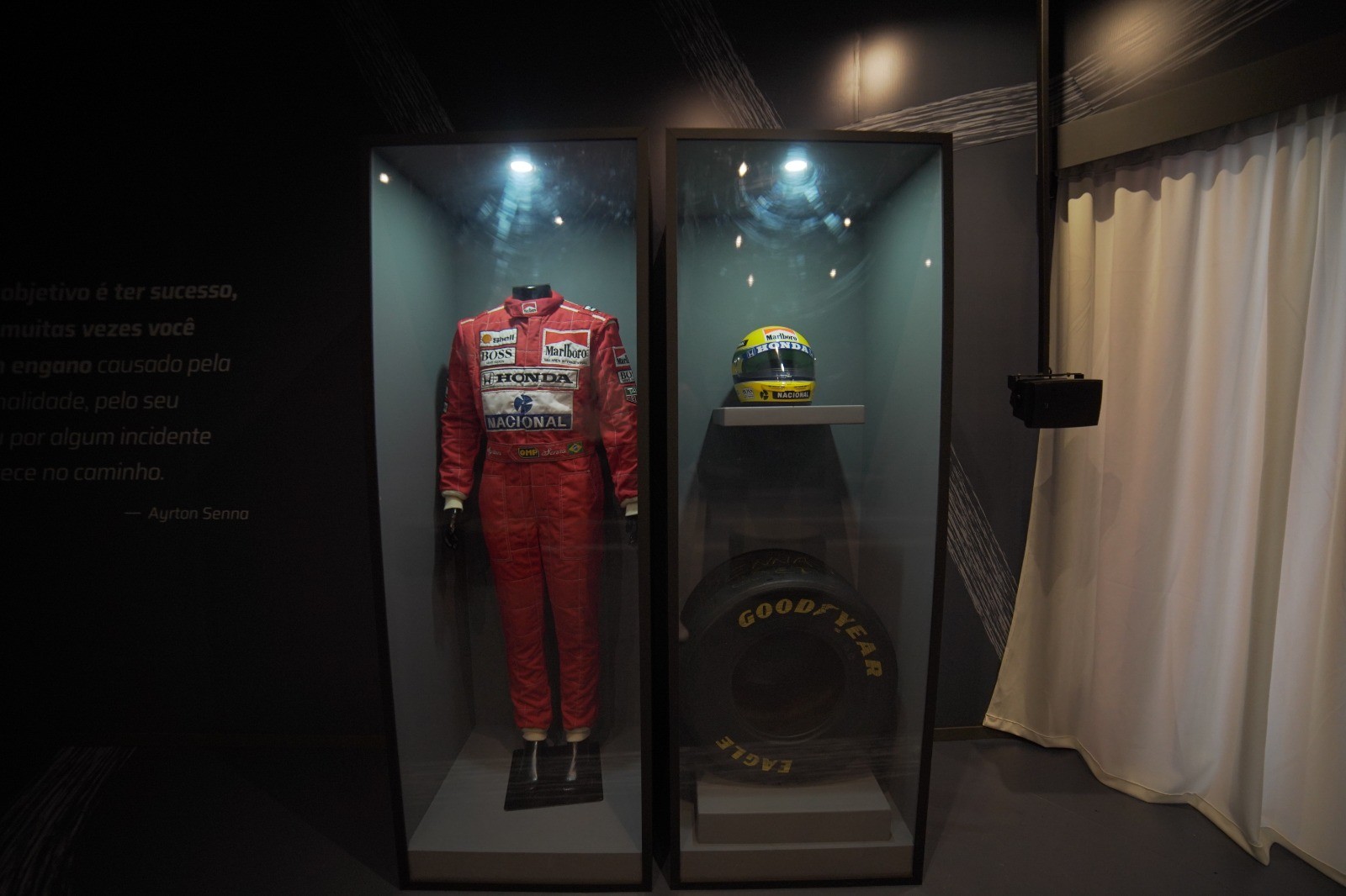Mostra 'Eu, Ayrton Senna da Silva' reúne objetos usados pelo piloto, com seu uniforme, capacete e até uma roda de kart — Foto: Divulgação/YDreams