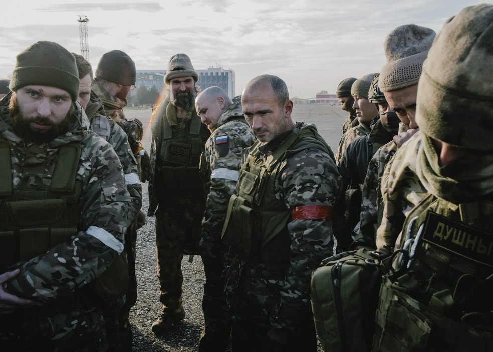 Combatentes russos, incluindo ex-mercenários do grupo Wagner, em treinamento na Chechênia — Foto: NANNA HEITMANN/NYT