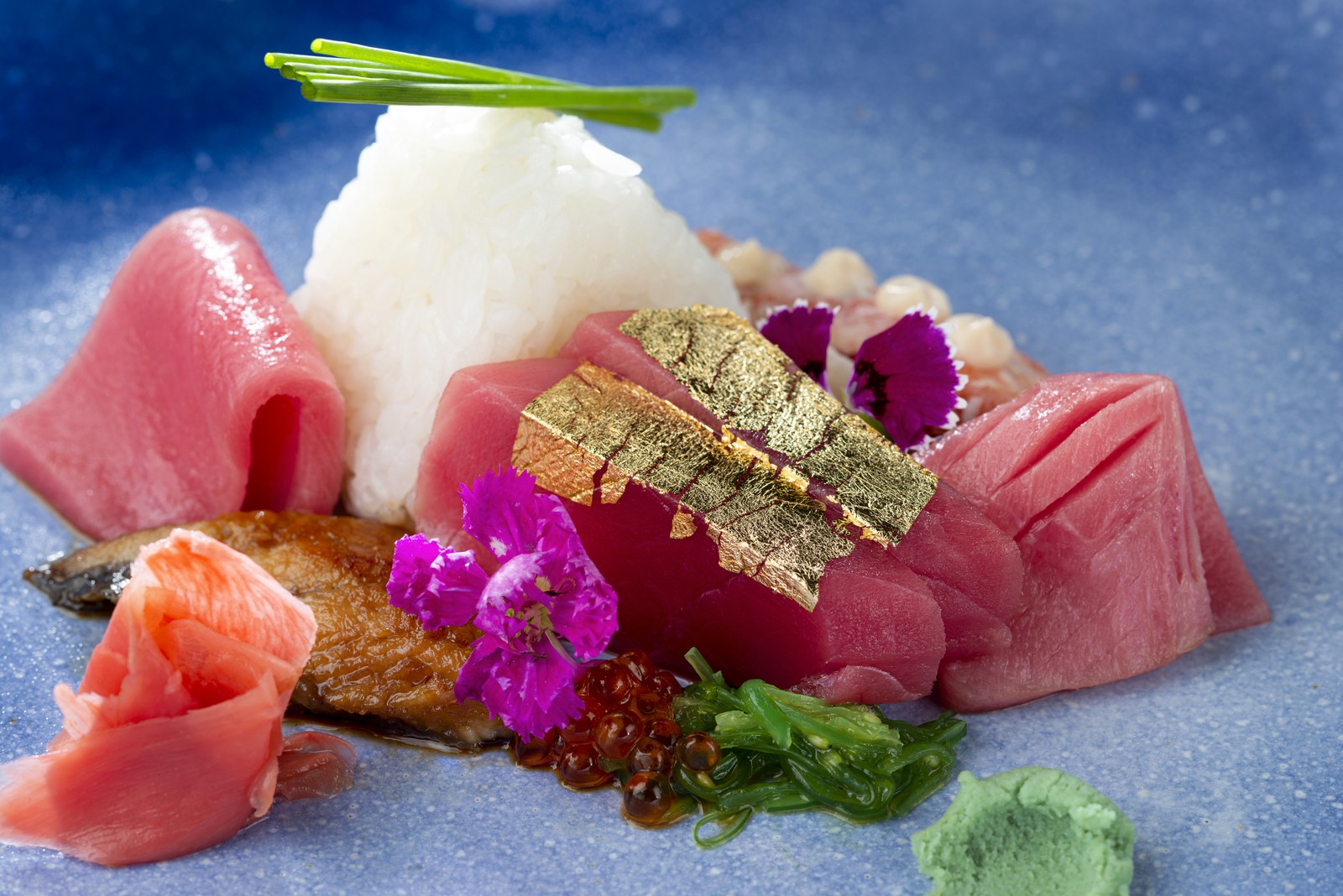 Kitchen: tirashi bluefin envolto em ouro com vieira, king crab, lagostim, camarão e ovas — Foto: Divulgação/Alexader Landau