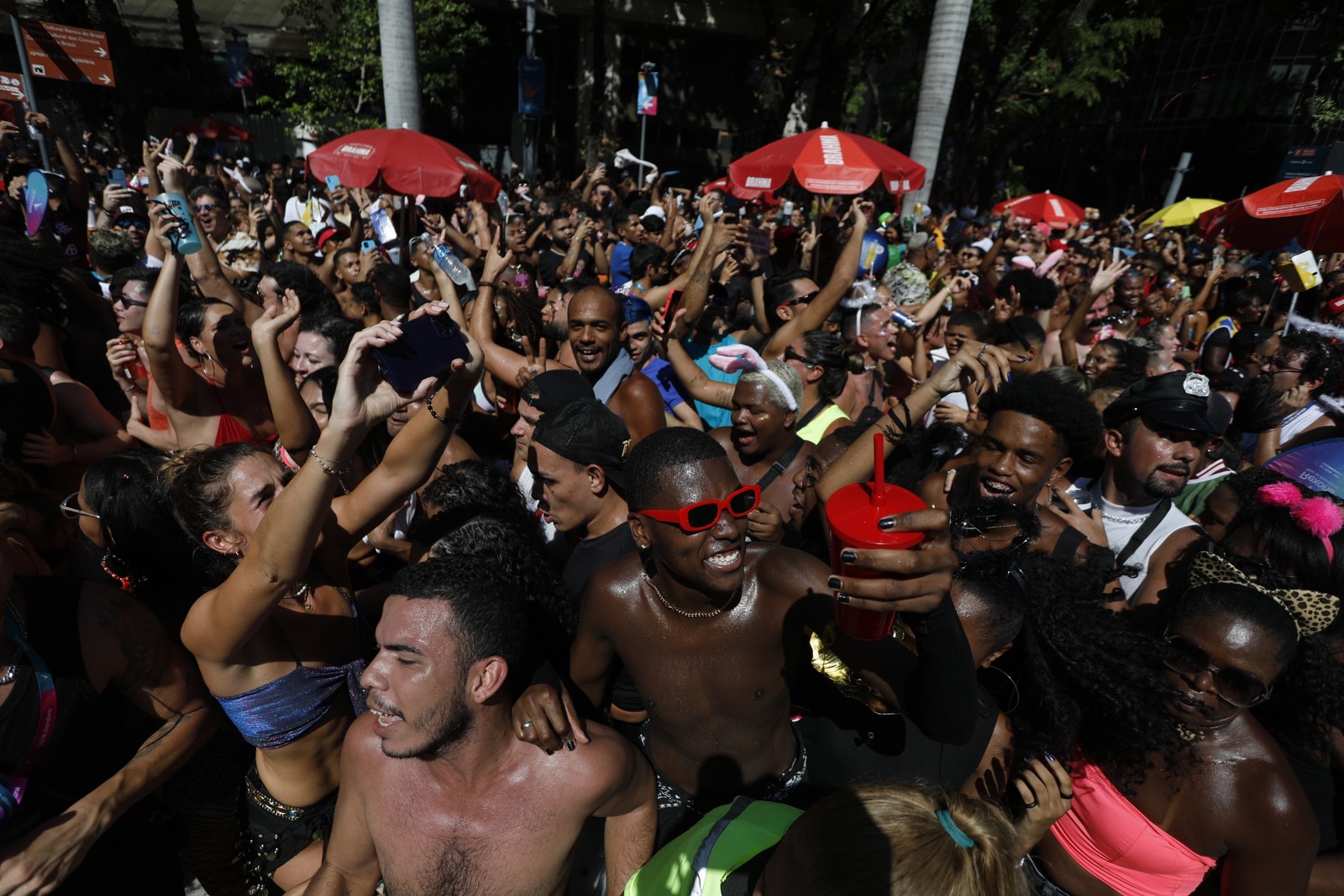 Bloco da Anitta animou uma multidão de foliões na manhã deste sábado — Foto: Guito Moreto