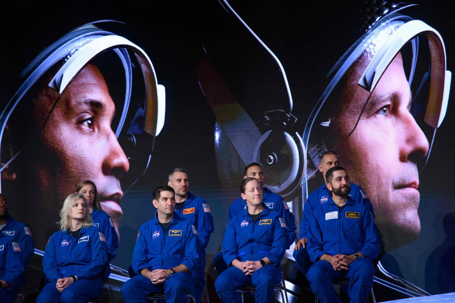 Candidatos a astronautas Artemis da NASA participam de sua cerimônia de formatura no Johnson Space Center em Houston, Texas, em 5 de março de 2024