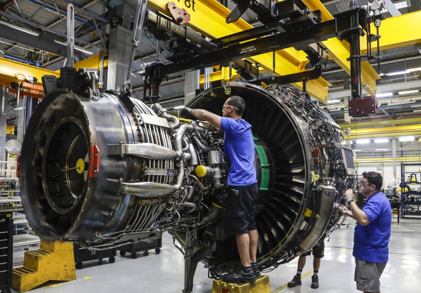 Técnico inspeciona turbina na oficina da GE Aerospace em Petrópolis. Multinacional americana investe R$ 430 milhões para ampliar suas unidades no Rio. — Foto: Gabriel de Paiva/Agência O Globo