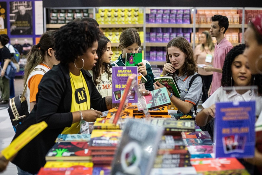 Bienal do Livro tem primeiro dia marcado por presença de grupos escolares